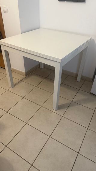Mesa blanca extensible de madera