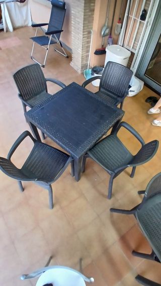 Mesa y 4 sillas ratán - Jardín