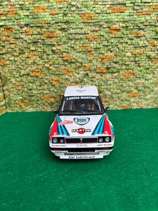 Lancia Delta HF Integrale – Escala 1:18 – IXO