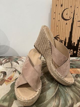 Sandalias cuña beige