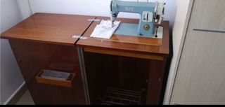 Máquina de coser antigua de madera