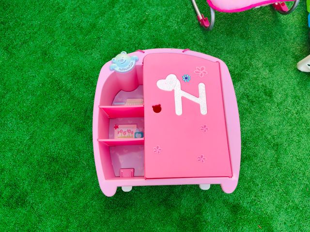 Lote de juguetes Nenuco: mecedora, armario y moisé