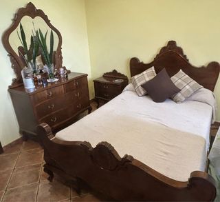 Dormitorio antiguo de madera