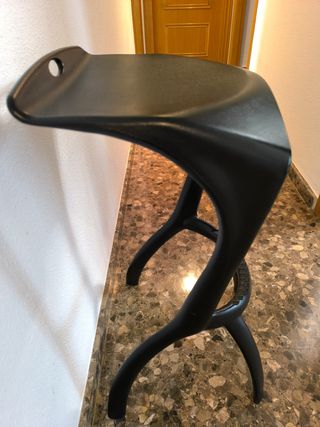 Sgabello alto in polipropilene nero