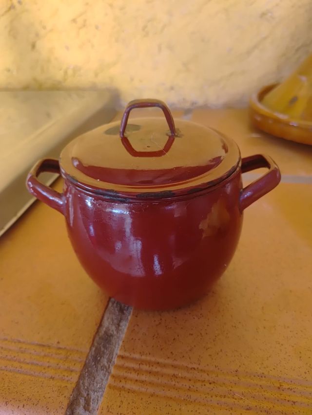 Olla pequeña esmaltada roja