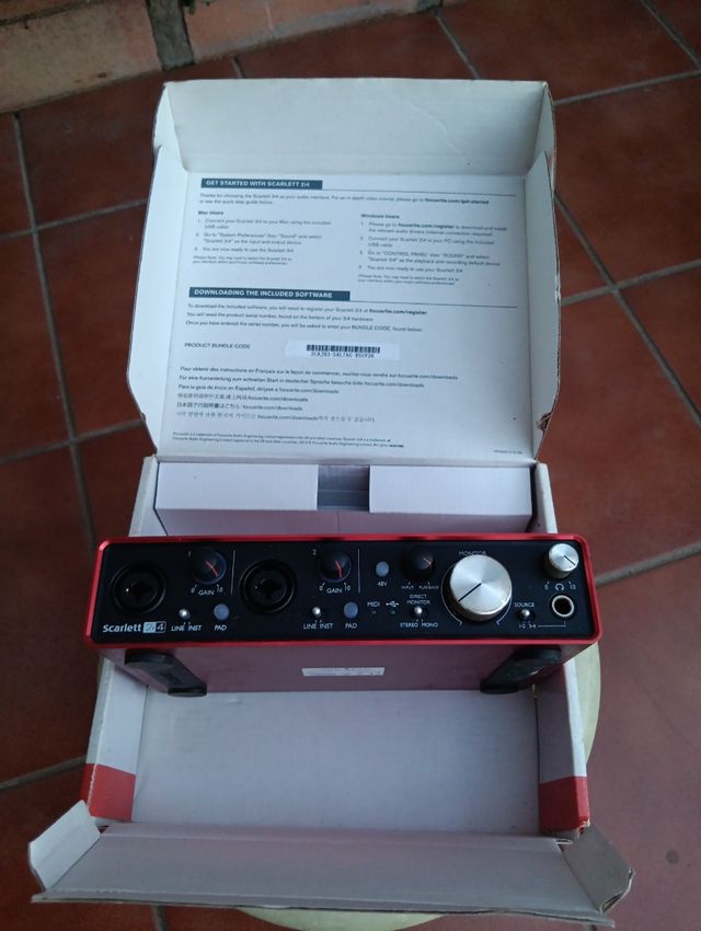 Focusrite Scarlett 2i4 - Interfaz de audio USB