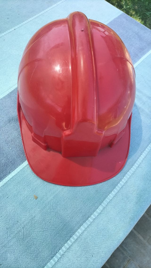 Casco protector rojo