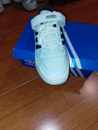 Adidas Forum Low J - Blancas y Negras - 41
