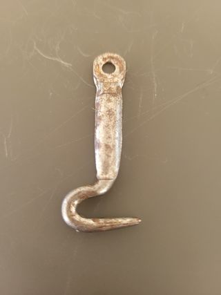 Gancio antico in metallo