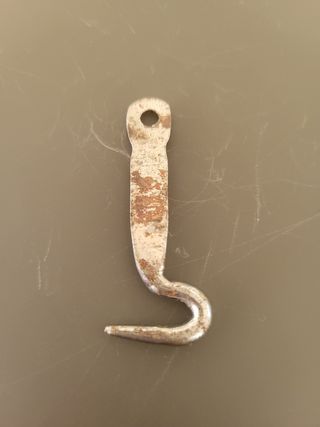 Gancio antico in metallo