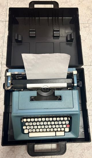 Máquina escribir Olivetti antigua