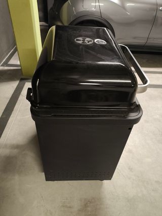 Barbacoa negra con termómetro