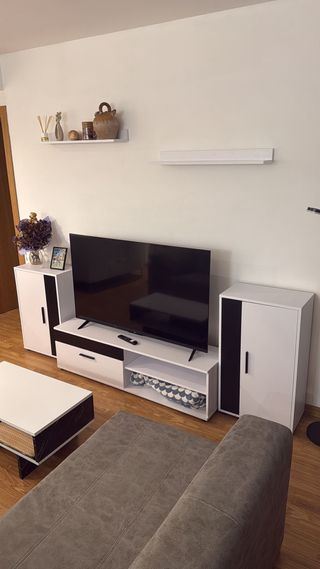Mueble TV blanco y negro