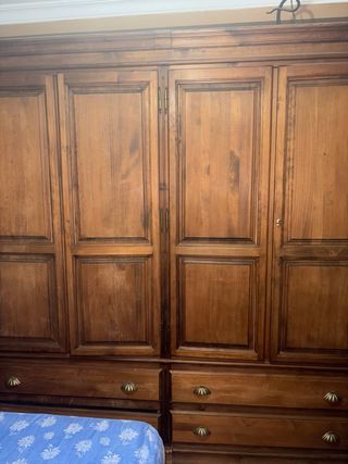 Cómoda madera 5 cajones,mesita de noches y armario