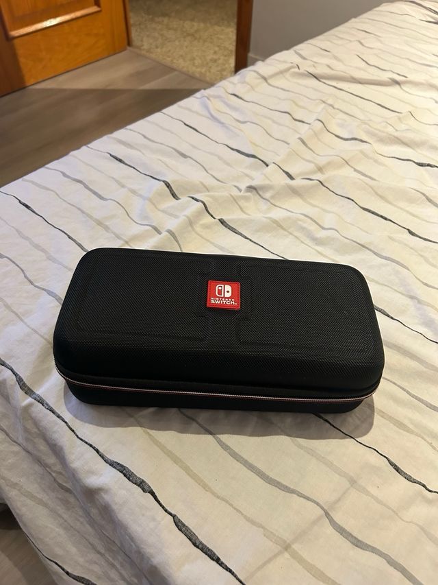 Nintendo Switch OLED + maletín