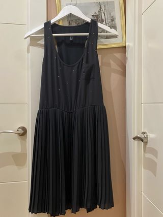 Vestido negro plisado c/detalles dorados