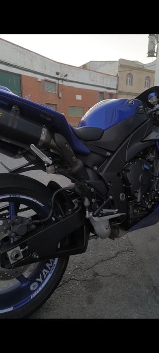 Yamaha R1 croosplane