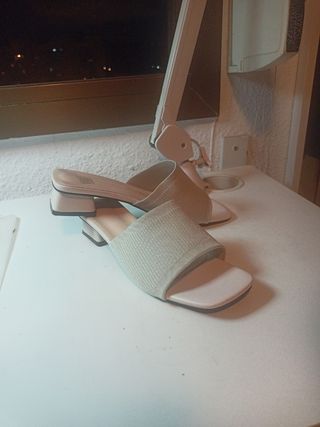 Sandalias beige tacón bajo