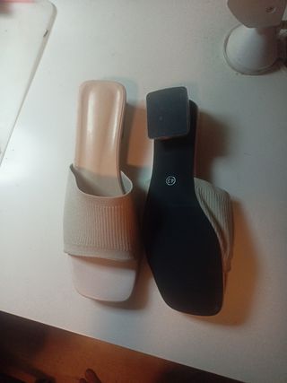 Sandalias beige tacón bajo