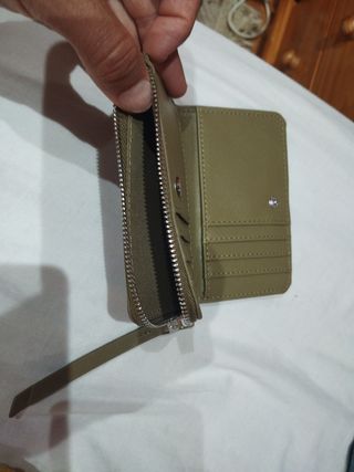 Cartera Stradivarius verde oliva.