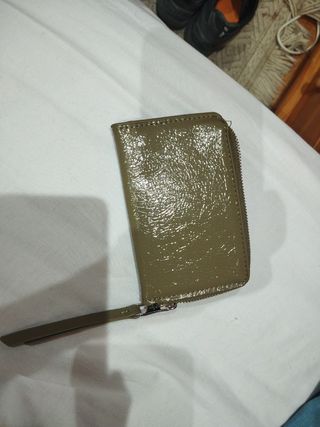 Cartera Stradivarius verde oliva.