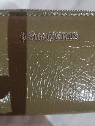 Cartera Stradivarius verde oliva.