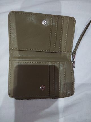 Cartera Stradivarius verde oliva.