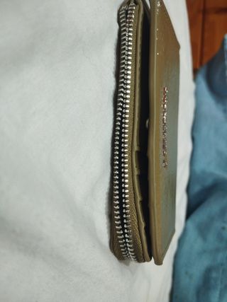 Cartera Stradivarius verde oliva.