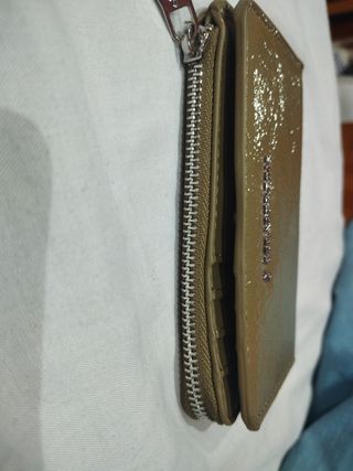 Cartera Stradivarius verde oliva.