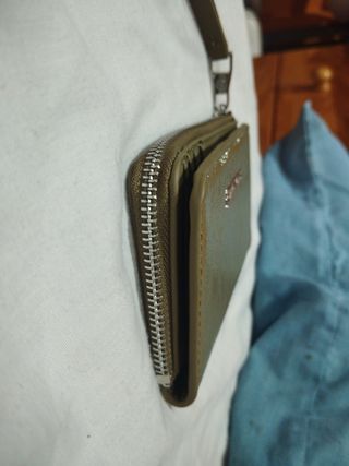 Cartera Stradivarius verde oliva.