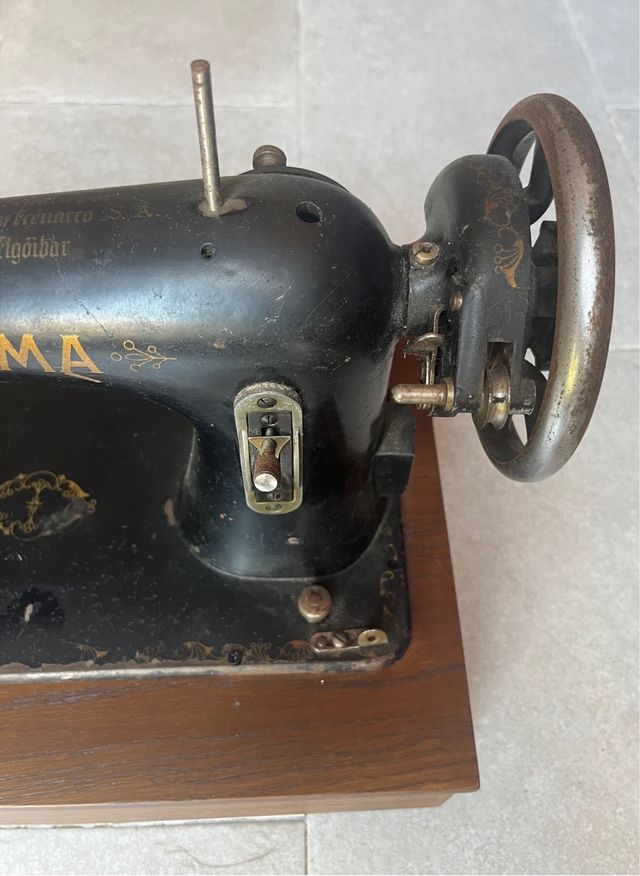 Máquina de coser SIGMA antigua