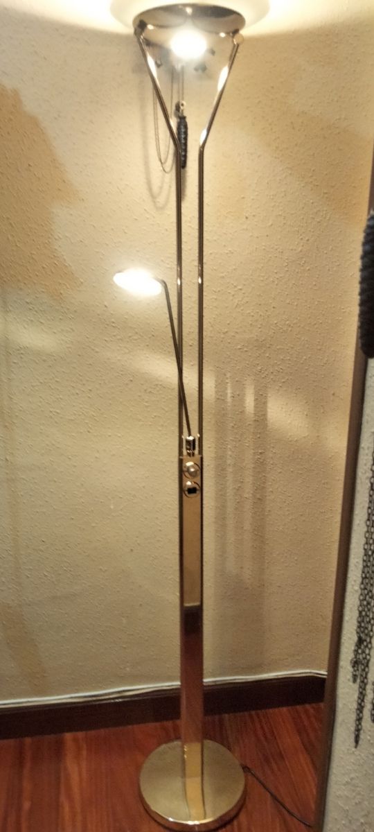 LAMPADA DA TERRA ALOGENA DAL DESIGN MONUMENTALE