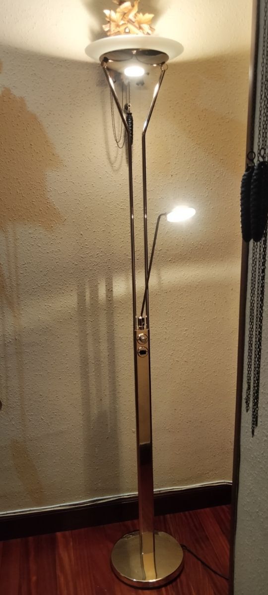 LAMPADA DA TERRA ALOGENA DAL DESIGN MONUMENTALE