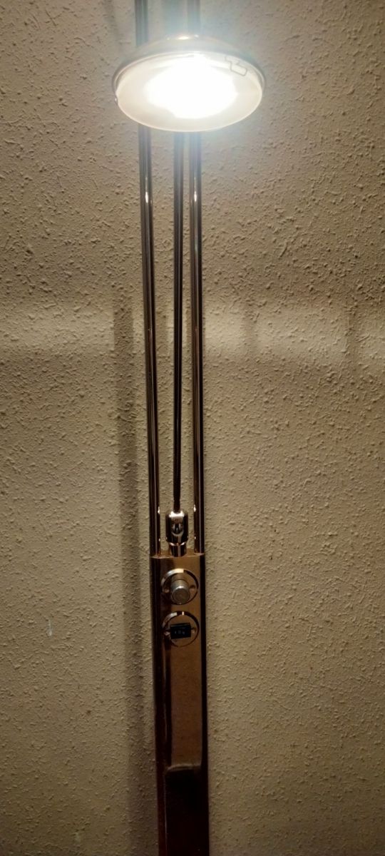 LAMPADA DA TERRA ALOGENA DAL DESIGN MONUMENTALE