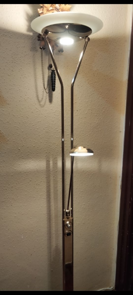 LAMPADA DA TERRA ALOGENA DAL DESIGN MONUMENTALE