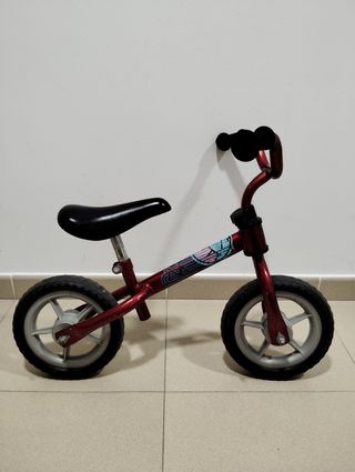 Bicicleta sin pedales roja