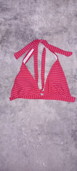 Biquini às riscas, vermelho e branco.