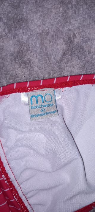 Biquini às riscas, vermelho e branco.