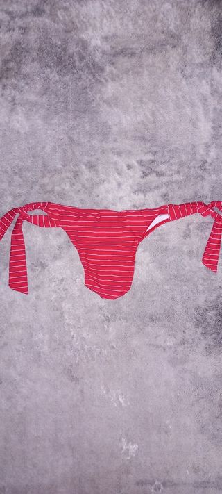 Biquini às riscas, vermelho e branco.