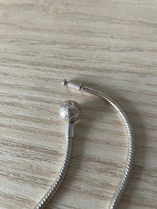Pulsera Pandora plata y 2 charms regalo