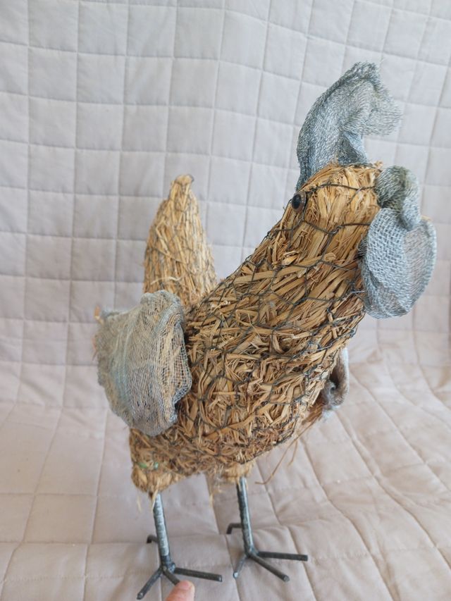 Gallo in paglia, rete metallica e ferro.