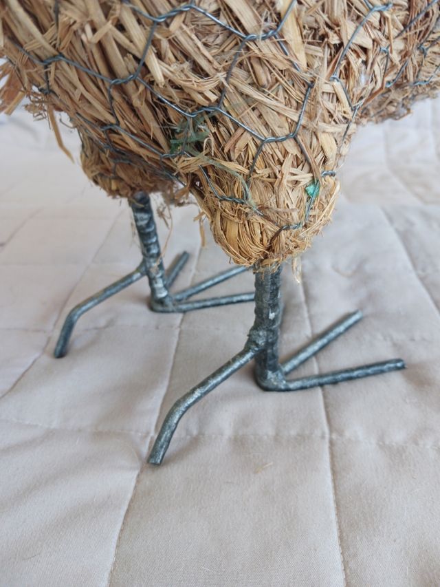 Gallo in paglia, rete metallica e ferro.