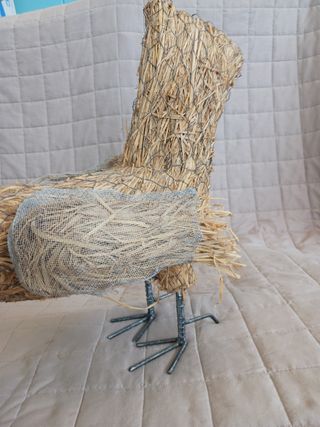 Gallo in paglia, rete metallica e ferro.