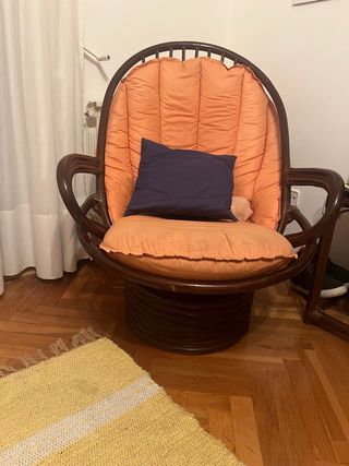 sedia a dondolo girevole in bambù.