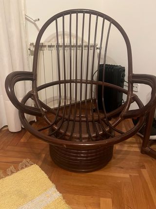 sedia a dondolo girevole in bambù.