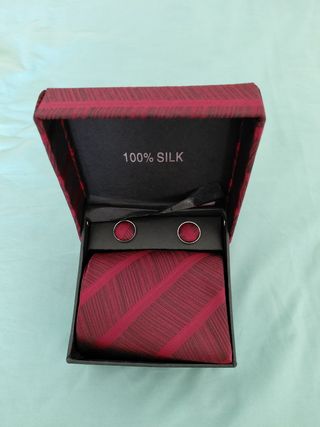 Corbata y gemelos rojos de seda