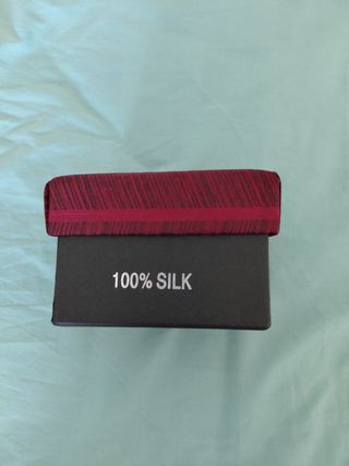 Corbata y gemelos rojos de seda