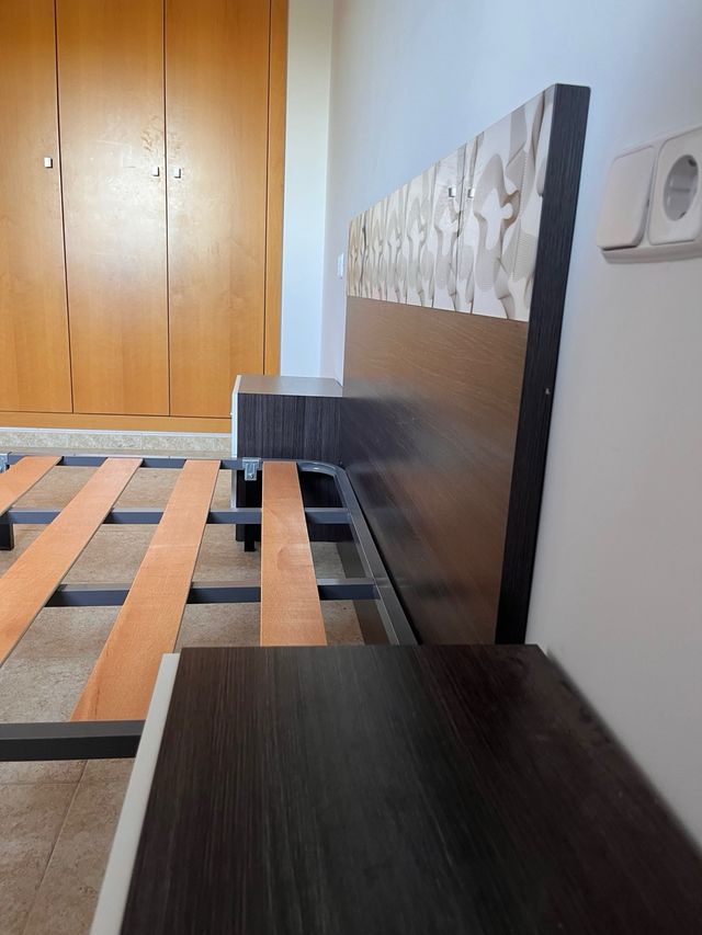 Conjunto: 2 mesitas, cabecero