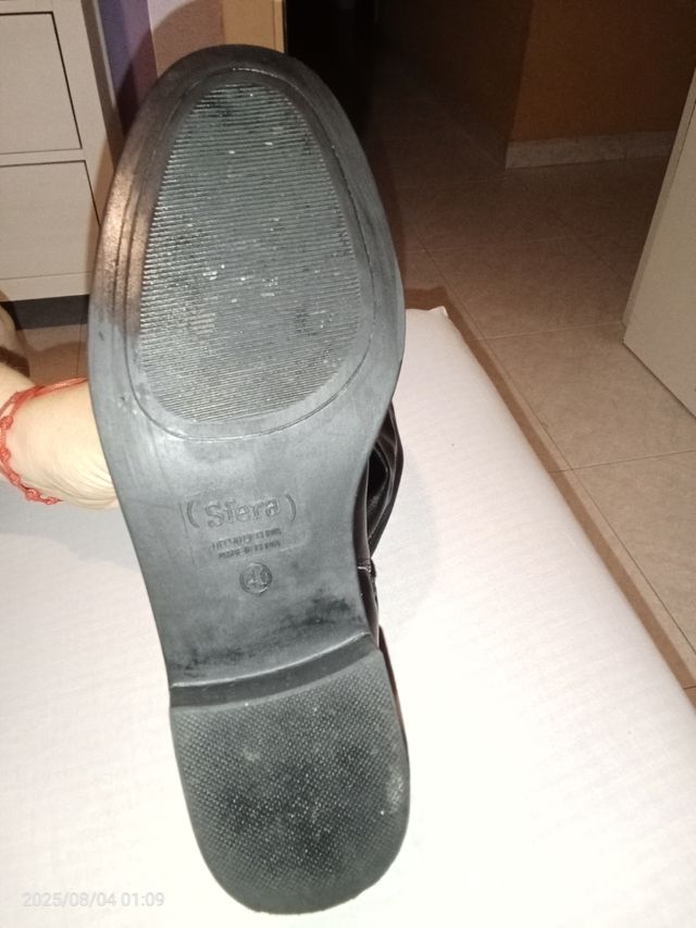 Bota negra elástica alta con cremallera