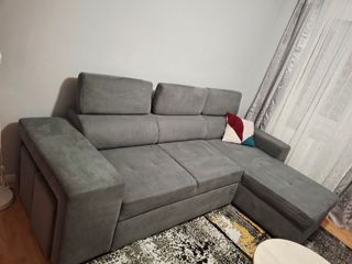 Sofá chaise longue gris con dos butacas
